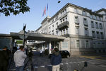 Пресса у отеля Baur au Lac