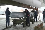 Загрузка крылатой ракеты в стратегический бомбардировщик-ракетоносец Ту-95 дальней авиации Военно-космических сил России для нанесения удара крылатыми ракетами по объектам террористической группировки ИГ (организация запрещена в России), скриншот видео 19 ноября 2015