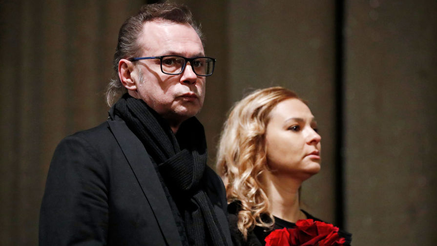 Владимир Левкин с&nbsp;супругой во время церемонии прощания с&nbsp;художественным руководителем &laquo;Ералаша&raquo; Борисом Грачевским в&nbsp;Доме кино, 17&nbsp;января 2021&nbsp;года