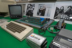 <b>Apple 1 (1976)</b><br><br>
Apple 1, разработанный Стивом Возняком, является первым компьютером компании и в&nbsp;принципе первым продуктом «яблочного» бренда. Изначально Возняк создавал его для&nbsp;личного пользования, но его другу и коллеге Стиву Джобсу пришла в&nbsp;голову идея продавать устройство массовому потребителю. Apple 1&nbsp;продавался в&nbsp;виде полностью укомплектованных системных плат по&nbsp;цене в&nbsp;$666,66. Предполагается, что такая стоимость появилась неслучайно — якобы Возняку нравились повторяющиеся цифры, а еще изначально сооснователи Apple продавали компьютер в&nbsp;местный магазин за&nbsp;$500, а новая сумма отражала наценку в&nbsp;размере одной третьей от этой цены. На&nbsp;фото Apple 1&nbsp;под&nbsp;номером 46&nbsp;на&nbsp;аукционе в&nbsp;Германии