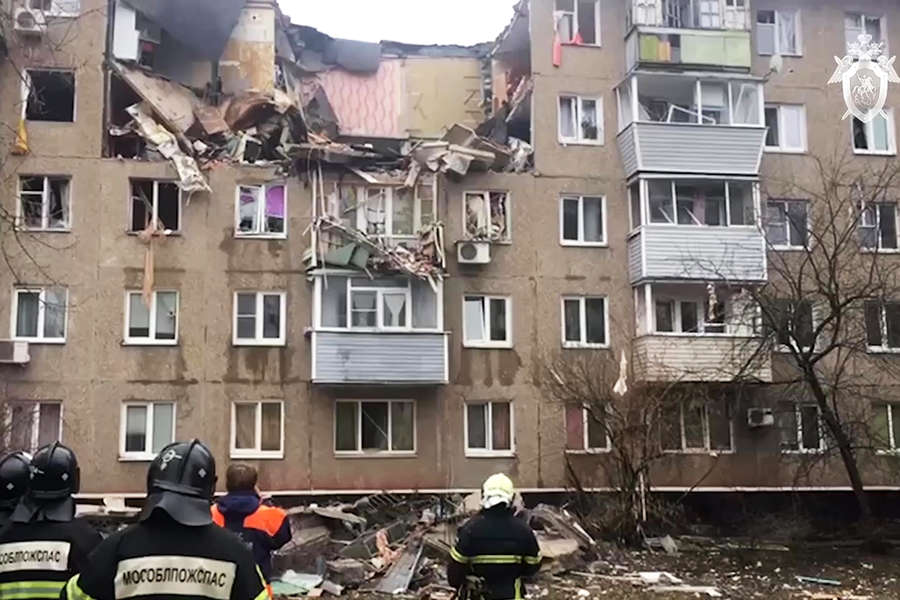 Сотрудники &laquo;Мособлпожспаса&raquo; у&nbsp;жилого дома в&nbsp;Ступино, в&nbsp;котором произошел взрыв бытового газа, 11&nbsp;апреля 2022&nbsp;года