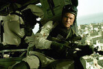 <b>“Черный ястреб” (2001)</b>
<br><br>
Военная драма Ридли Скотта основана на реальных событиях в Сомали в 1993 году, когда миротворцы ООН и американский спецназ пытались стабилизировать обстановку в стране. Николай Костер-Вальдау сыграл небольшую, но важную роль мастер-сержанта Гари Гордона — реального человека, погибшего в битве за Могадишо и посмертно удостоенного Медали Почета, высшей военной награды США. Картина получила высокие оценки критиков, а Костера-Вальдау заметили зрители за пределами Дании.
