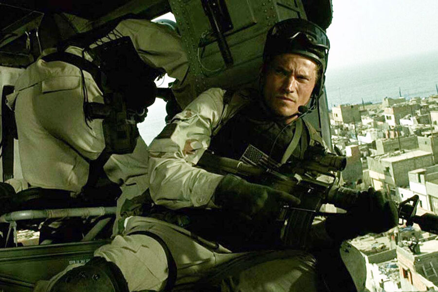 <b>“Черный ястреб” (2001)</b>
<br><br>
Военная драма Ридли Скотта основана на&nbsp;реальных событиях в&nbsp;Сомали в&nbsp;1993 году, когда миротворцы ООН и американский спецназ пытались стабилизировать обстановку в&nbsp;стране. Николай Костер-Вальдау сыграл небольшую, но важную роль мастер-сержанта Гари Гордона — реального человека, погибшего в&nbsp;битве за&nbsp;Могадишо и посмертно удостоенного Медали Почета, высшей военной награды США. Картина получила высокие оценки критиков, а Костера-Вальдау заметили зрители за&nbsp;пределами Дании.
