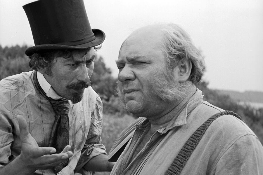 <b>&laquo;Совсем пропащий&raquo; (1973)</b>
<br><br>
Номинант Каннского кинофестиваля, экранизация романа Марка Твена «Приключения Гекльберри Финна» (которую на&nbsp;Западе признали лучшей в&nbsp;истории) и большой дебют будущей звезды &laquo;Солдатов&raquo; Романа Мадянова, которому на&nbsp;момент премьеры было всего 11&nbsp;лет. Роль темнокожего Джима в&nbsp;ленте исполнил африканец Феликс Имокуэде &mdash; уроженца Нигерии, не имевшего актерского опыта, Данелия нашел среди студентов Университета Дружбы Народов имени Патриса Лумумбы. Впоследствии оказалось, что Феликс является сыном миллионера, африканского железнодорожного магната &mdash; последний даже предлагал создателям финансовую помощь.
