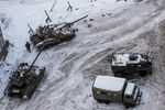Украинские танки во дворе жилого дома в Авдеевке, которая контролируется правительством Украины, 1 февраля 2017 года