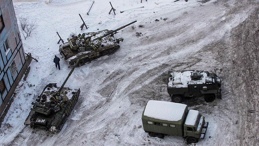 Украинские танки во дворе жилого дома в&nbsp;Авдеевке, которая контролируется правительством Украины, 1&nbsp;февраля 2017&nbsp;года
