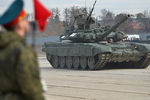 Танк Т-90А механизированной колонны войск Московского гарнизона Центрального военного округа во время тренировки к военному параду, посвященному 71-й годовщине победы в Великой Отечественной войне, на подмосковном полигоне в Алабино