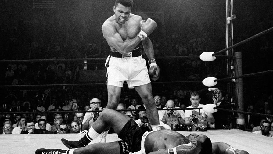 Чемпион мира в&nbsp;супертяжелом весе Мохаммед Али во время боя с&nbsp;Сонни Листоном, 25&nbsp;мая 1965&nbsp;года 