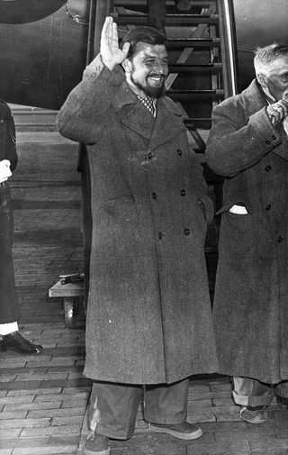 38-летний Джордж Блейк, обвиняемый в шпионаже, в Лондоне, 1953 год