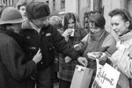 Участники Вселатвийского митинга по призыву Народного фронта в знак протеста против кровопролития в Вильнюсе, 13 января 1991 года