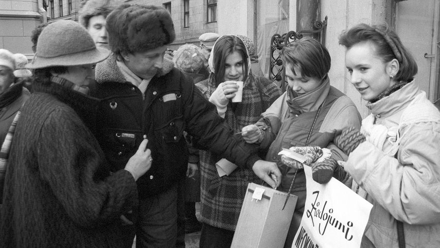 Участники Вселатвийского митинга по&nbsp;призыву Народного фронта в&nbsp;знак протеста против кровопролития в&nbsp;Вильнюсе, 13&nbsp;января 1991&nbsp;года