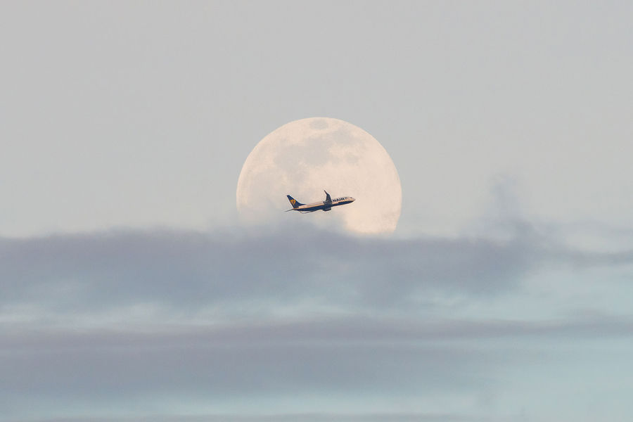 Самолет авиакомпании Ryanair на&nbsp;фоне полной луны, 15&nbsp;февраля 2022&nbsp;года