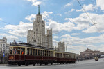 Старинные трамваи проезжают по Большому Устьинскому мосту в Москве, 2017 год