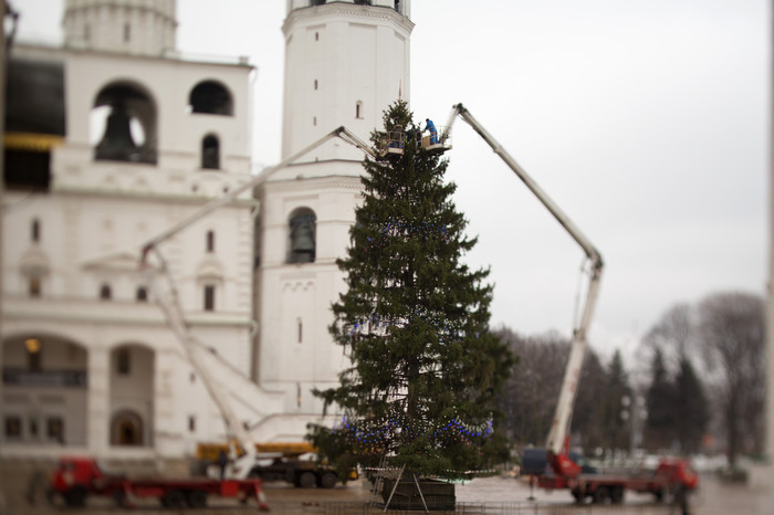 Украшение главной новогодней ели страны в Кремле