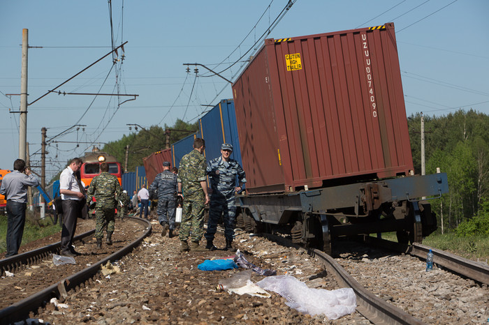 На месте столкновения пассажирского и грузового поездов на железнодорожном перегоне между Наро-Фоминском и Бекасово в районе Московской области