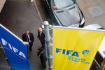 Флаги FIFA перед отелем Marritot, где должна пройти встреча Конфедерации африканского футбола, в Цюрихе