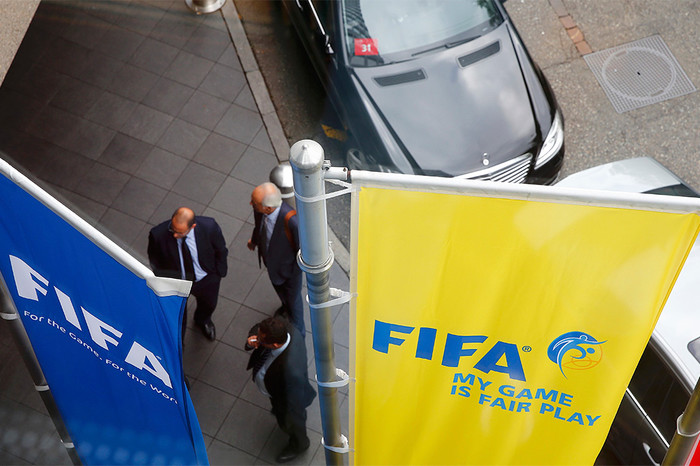 Флаги FIFA перед отелем Marritot, где должна пройти встреча Конфедерации африканского футбола, в Цюрихе
