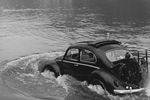 Автомобиль Volkswagen Beetle с люком на крыше во время теста на водонепроницаемость кузова в реке Сена, Париж, 1960 год