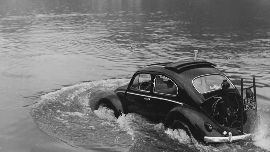 Автомобиль Volkswagen Beetle с&nbsp;люком на&nbsp;крыше во время теста на&nbsp;водонепроницаемость кузова в&nbsp;реке Сена, Париж, 1960&nbsp;год