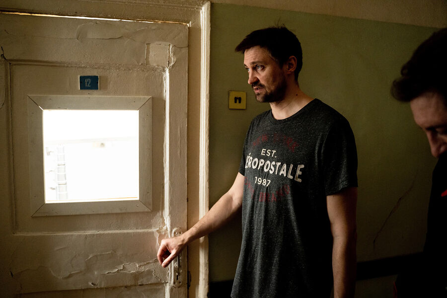 <b>8-е место. &laquo;Эпидемия&raquo; (2018-...)</b>
<br><br>
Российский сериал, который с&nbsp;началом пандемии коронавируса многие стали называть пророческим &mdash; и который стал большим международным хитом Netflix. Приключенческая драма о&nbsp;группе людей, пытающихся спастись от смертельного вируса, доказала, что и в&nbsp;нашей стране могут снимать многосерийные блокбастеры голливудского уровня. Причем не опираясь на&nbsp;всем понятный первоисточник, как это делали, например, &laquo;Одни из&nbsp;нас&raquo;.