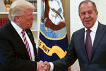 Президент США Дональд Трамп и министр иностранных дел РФ Сергей Лавров во время встречи в Белом доме