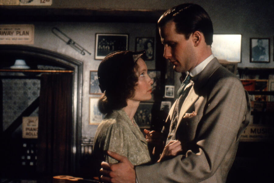 <b>«Пурпурная роза Каира» (1985)</b>
<br><br>
Эту картину Вуди Аллен считает одной из&nbsp;своих лучших. Комедия-фэнтези показывает жизнь официантки из&nbsp;Нью-Джерси в&nbsp;годы Великой депрессии в&nbsp;США. Она теряет работу и, чтобы отвлечься от мыслей о&nbsp;безработице и муже-тиране, идет в&nbsp;кино, где показывают фильм «Пурпурная роза Каира». В&nbsp;какой-то момент один из&nbsp;второстепенных героев вдруг обращает внимание на&nbsp;сидящую в&nbsp;зале девушку и выходит из&nbsp;кадра, чтобы провести время с&nbsp;ней. Они уходят, а оставшиеся актеры в&nbsp;фильме не желают дальше играть без&nbsp;него.
<br><br>
Главную женскую роль в&nbsp;картине также сыграла Миа Фэрроу. В&nbsp;общей сложности с&nbsp;1982 по&nbsp;1992 год она снялась в&nbsp;тринадцати фильмах Вуди Аллена.
