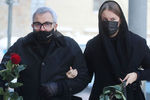 Дмитрий Дибров с супругой у Дома кино перед началом церемонии прощания с художественным руководителем «Ералаша» Борисом Грачевским, 17 января 2021 года
