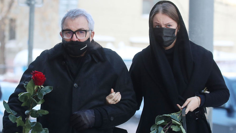 Дмитрий Дибров с&nbsp;супругой у&nbsp;Дома кино перед&nbsp;началом церемонии прощания с&nbsp;художественным руководителем &laquo;Ералаша&raquo; Борисом Грачевским, 17&nbsp;января 2021&nbsp;года