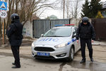 Сотрудники правоохранительных органов в коттеджном поселке «Новые Вешки», где мужчина забаррикадировался в одном из частных домов и открыл стрельбу по силовикам, 30 марта 2021 года