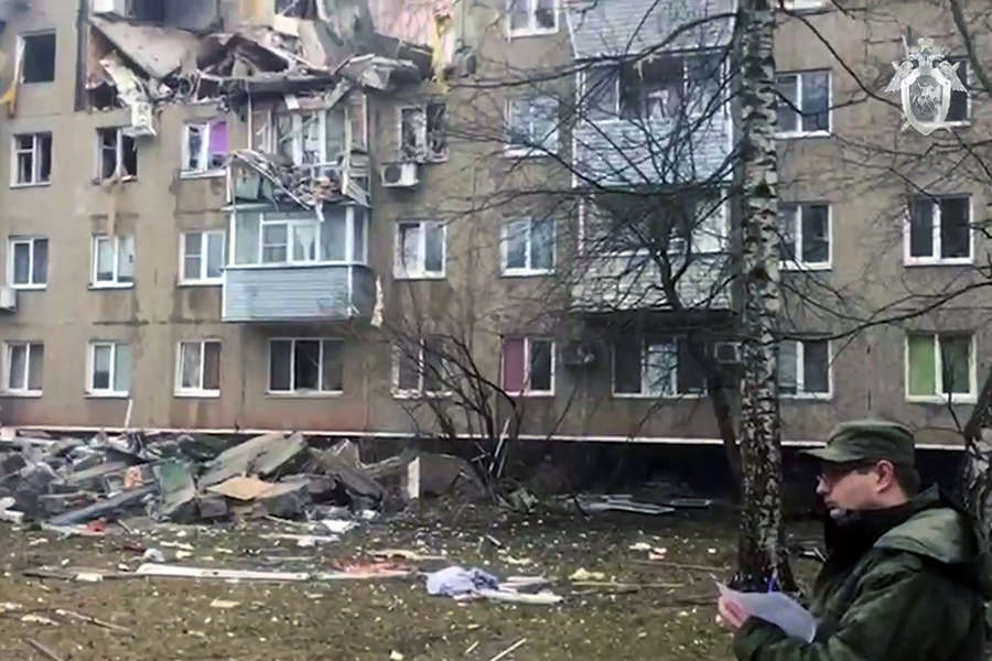 Сотрудник СК РФ у&nbsp;жилого дома в&nbsp;Ступино, в&nbsp;котором произошел взрыв бытового газа, 11&nbsp;апреля 2022&nbsp;года