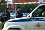 Сотрудники полиции у жилого дома, в который попал БПЛА, в Красногорске, 24 июня 2025 года