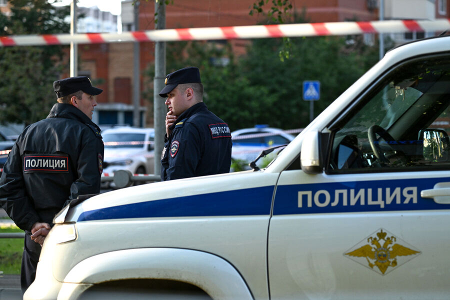 Сотрудники полиции у&nbsp;жилого дома, в&nbsp;который попал БПЛА, в&nbsp;Красногорске, 24&nbsp;июня 2025&nbsp;года