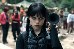 <b>«Уэнздей» (Wednesday) — 2 сезон (1 часть), созд. Альфред Гоф и Майлз Миллар</b>
<br><br>
<b>Где и когда смотреть:</b> с 6 августа на Netflix
<br><br>
Продолжение хитового фэнтези из вселенной «Семейки Аддамс» со звездой новых «Криков» Дженной Ортегой в главной роли. Во втором сезоне Уэнздей возвращается в академию «Невермор», где сталкивается с новой угрозой и должна предотвратить смерть своей подруги Энид (Эмма Майерс). Как и в прошлый раз, режиссером четырех серий выступил Тим Бертон. Подробнее о первом сезоне «Уэнздей» мы писали <a href=
