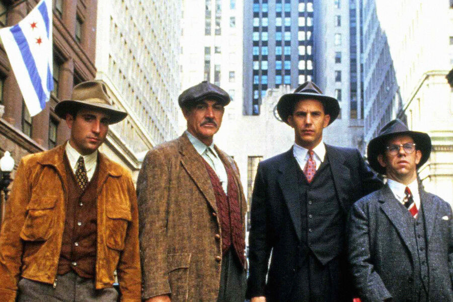 <b>&laquo;Неприкасаемые&raquo; (1987)</b>
<br><br>
Однако в&nbsp;разрезе именно Коннери проект иначе как великим назвать нельзя &mdash; роль пожилого полицейского Джима Мэлоуна стала одной из&nbsp;лучших в&nbsp;карьере актера, принеся ему &laquo;Оскар&raquo;, так и оставшийся единственным.