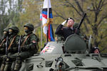 Военнослужащий армии ДНР с позывным Моторола Арсен Павлов перед началом военного парада, посвященного 70-й годовщине Победы в Великой Отечественной войне, 2015 год