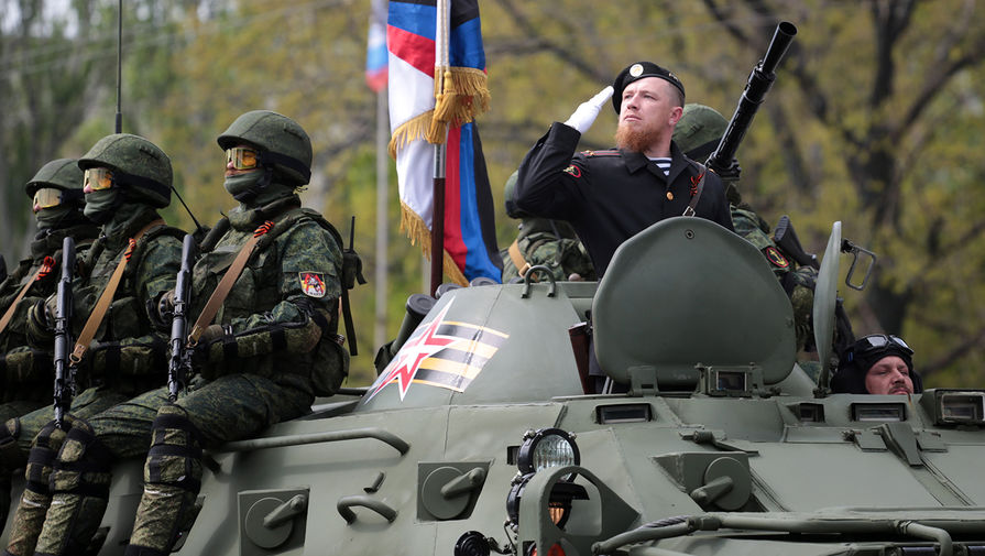 Военнослужащий армии ДНР с&nbsp;позывным Моторола Арсен Павлов перед&nbsp;началом военного парада, посвященного 70-й годовщине Победы в&nbsp;Великой Отечественной войне, 2015&nbsp;год