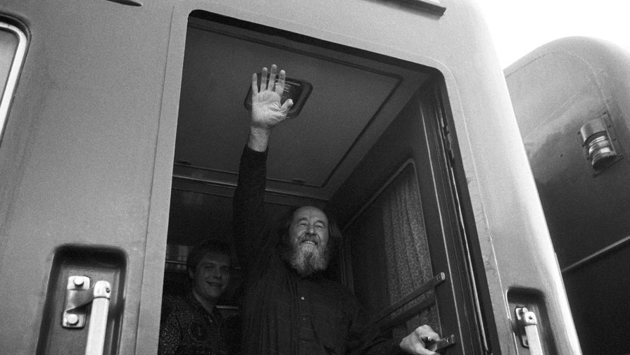 Писатель Александр Солженицын по пути следования из Владивостока в Москву проездом в Чите.