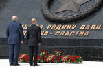 Президент Белоруссии Александр Лукашенко и президент России Владимир Путин во время церемонии возложения цветов к Ржевскому мемориалу Советскому солдату, 30 июня 2020 года