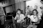 Режиссер фильма «Маленькая Вера» Василий Пичул и исполнительница главной роли актриса Наталья Негода на пресс-конференции XVI Московского международного кинофестиваля, 1989 год