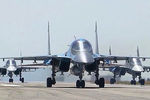 Многофункциональные бомбардировщики Су-34 перед вылетом с авиабазы Хмеймим в пункты постоянного базирования на территории России
