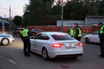 Полицейские методично выбирают автомобили из потока. Особые подозрения вызывают те, которые пытаются перестроиться во второй ряд или притормаживают перед точкой работы спецподразделения
