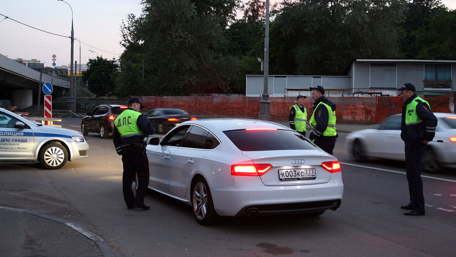 Полицейские методично выбирают автомобили из&nbsp;потока. Особые подозрения вызывают те, которые пытаются перестроиться во второй ряд или притормаживают перед&nbsp;точкой работы спецподразделения
