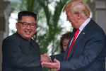 Высший руководитель КНДР Ким Чен Ын и президент США Дональд Трамп во время встречи на острове Сентоса в Сингапуре, 12 июня 2018 года