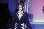 Синди Кроуфорд во время показа Thierry Mugler в Париже, 1990 год 