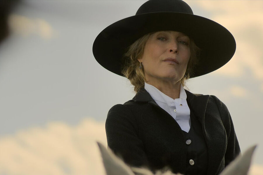 <b>«Покинутые» (The Abandons) — 1&nbsp;сезон, созд. Курт Саттер</b>
<br><br>
<b>Где и когда смотреть:</b> на&nbsp;Netflix — с&nbsp;4 декабря
<br><br>
Вестерн от автора «Сынов Анархии» Курта Саттера с&nbsp;Линой Хиди («Игра престолов») и Джиллиан Андерсон («Секретные материалы») в&nbsp;главных ролях. Действие разворачивается в&nbsp;Орегоне 1850-х. В&nbsp;центре сюжета — набожная ирландка Фиона Нолан (Хиди), которая берет под&nbsp;крыло четырех сирот. Ее мечта о&nbsp;большой семье оказывается под&nbsp;угрозой, когда группа европейских аристократов предпринимает попытку отнять у&nbsp;женщины землю.
