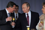 Руководитель администрации президента РФ Сергей Иванов, президент РФ Владимир Путин и спикер Совета Федерации РФ Валентина Матвиенко (слева направо) на торжественном приеме по случаю празднования Дня России на Ивановской площади Кремля