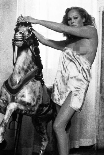 Урсула Андресс во время фотосессии, 1979&nbsp;год