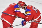 Игроки сборной России Сергей Андронов (слева) и Никикта Гусев в матче за третье место чемпионата мира по хоккею – 2017 с Финляндией