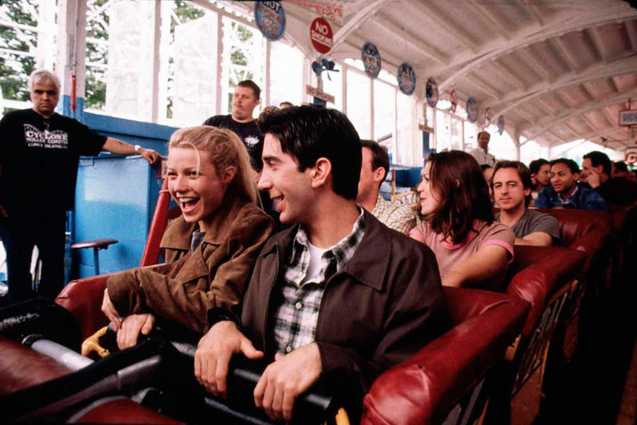 Дэвид Швиммер и Гвинет Пэлтроу в&nbsp;фильме &laquo;Чужие похороны&raquo; (1996)