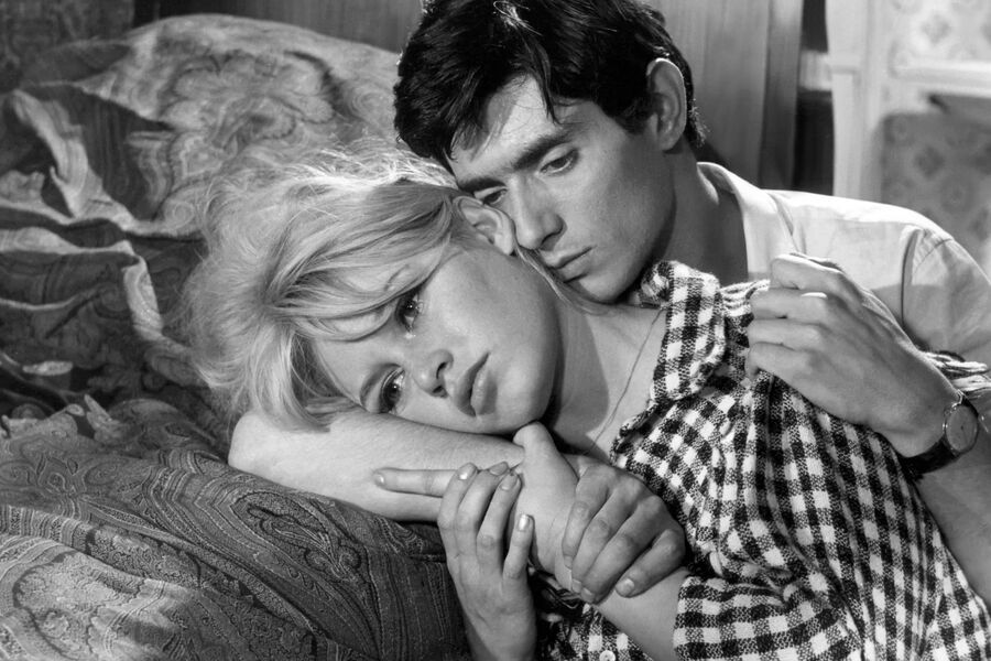 <b>«Истина» (1960)</b>
<br><br>
В&nbsp;центре сюжета фильма &mdash; любовники Доминик (Брижит Бардо) и Жильбер (Сами Фрей), которые, по&nbsp;одной из&nbsp;версий следствия, совершили самоубийство. Жильбер погиб, а его подруга выживает, получив тяжелые травмы. Позже Доминик арестуют, обвинив в&nbsp;убийстве возлюбленного, &mdash; ей нужно будет защищать себя в&nbsp;суде, вспоминая, какие жуткие события предшествовали трагедии. А также рассказать всю правду.
<br>
Во время съемок картины произошло несколько драматических событий. У&nbsp;Брижит Бардо случился роман с&nbsp;партнером Сами Фреем. Узнав об этом, ее тогдашний муж Жак Шарье устроил скандал &mdash; в&nbsp;ответ Бардо попыталась совершить самоубийство. Сам Шарье пережил нервный срыв и на&nbsp;два месяца попал в&nbsp;больницу. А сценаристка картины Вера Клузо (супруга режиссера фильма Анри-Жоржа Клузо) перенесла сердечный приступ, из-за чего съемки были приостановлены на&nbsp;неделю.
